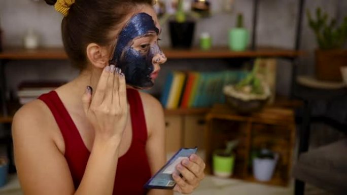 美容视频博主录制了一个教程，如何正确地使用油性皮肤类型的发光面膜