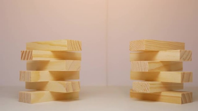 木块是堆叠的。用于多米诺骨牌游戏。阳光的动画。从上到下倾斜镜头。堆叠成十字形。