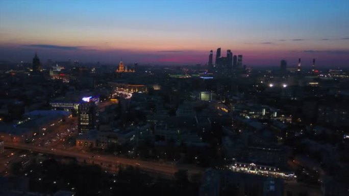 俄罗斯夜间照明莫斯科市高尔基公园河湾空中全景4k