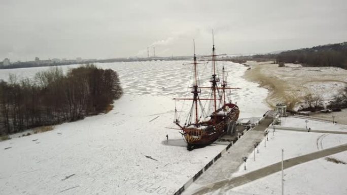 冬季海军战舰的鸟瞰图。冬季冰上历史船的鸟瞰图