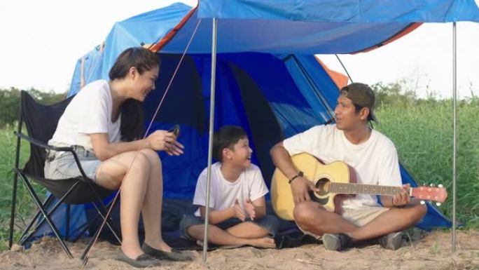 快乐的亚洲家庭父母孩子去度假露营