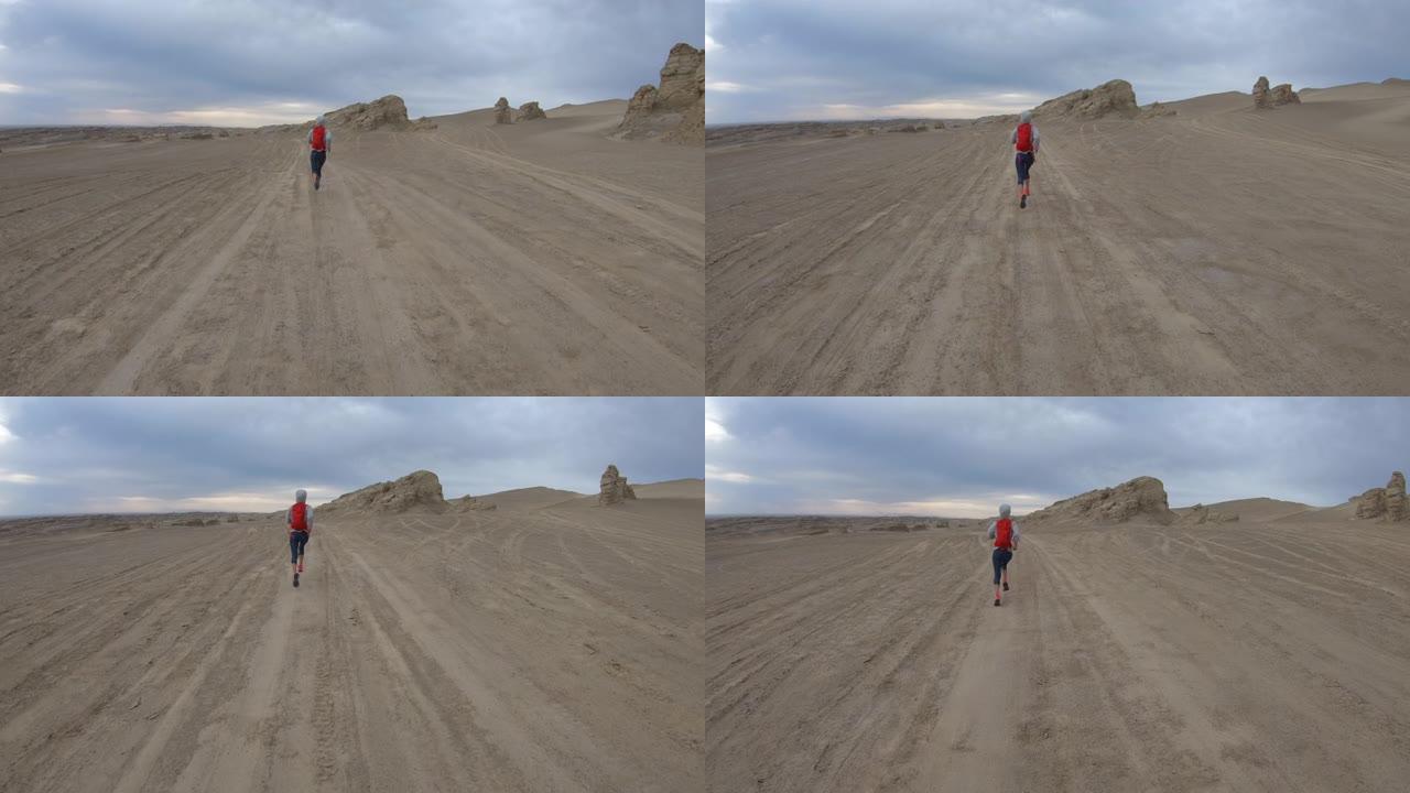 健身女子越野跑运动员在沙漠沙丘上跑步