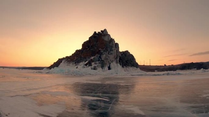 俄罗斯西伯利亚贝加尔湖日落时的沙曼卡岩石景观，在冰冻的水中自然破冰。