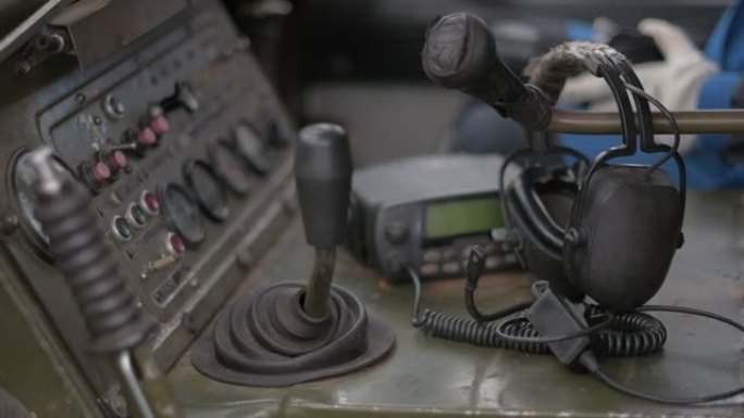 旧苏联全地形车的变速箱。装甲运兵车的控制面板。旧对讲机。耳机用胶带倒带。