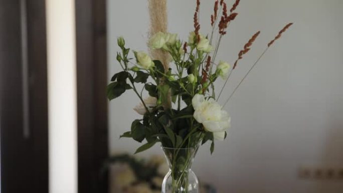 节日桌上玻璃花瓶里的美丽花朵