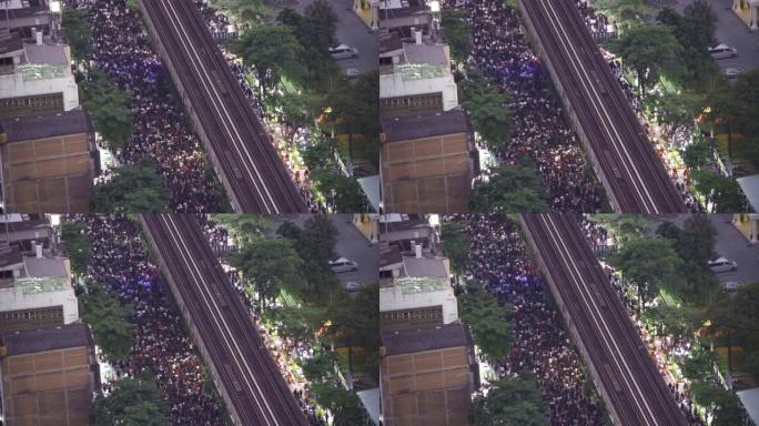 从空中俯瞰，快闪族抗议者在曼谷街头举行反对政府的示威集会，一群民众在公共场合争取民主。政治概念。起义