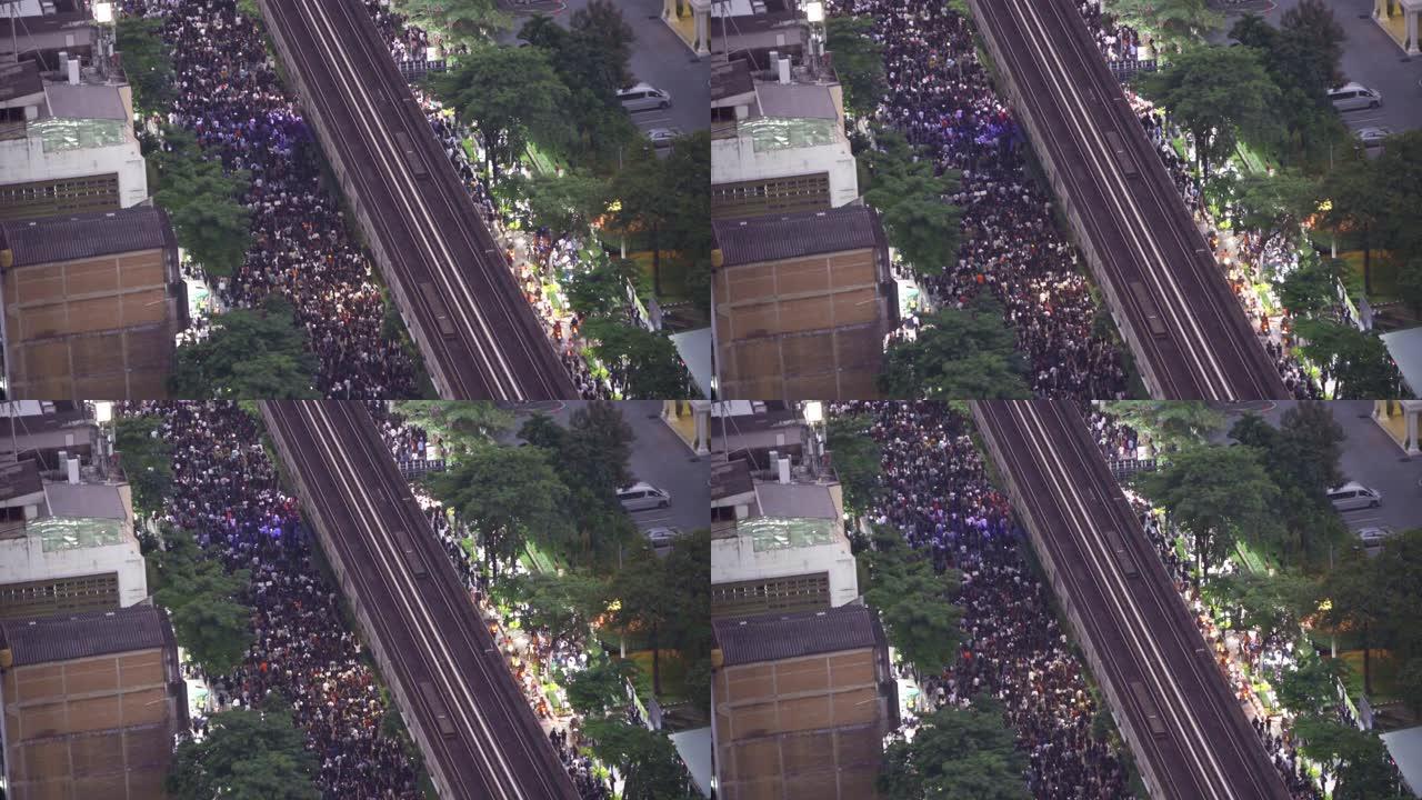 从空中俯瞰，快闪族抗议者在曼谷街头举行反对政府的示威集会，一群民众在公共场合争取民主。政治概念。起义