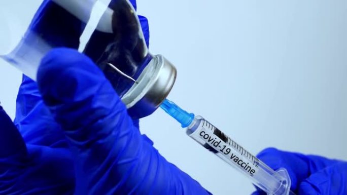 一组疫苗在注射器，治疗冠状病毒疾病，医生正在采取治疗新型冠状病毒肺炎进入注射器，特写。流感疫苗。