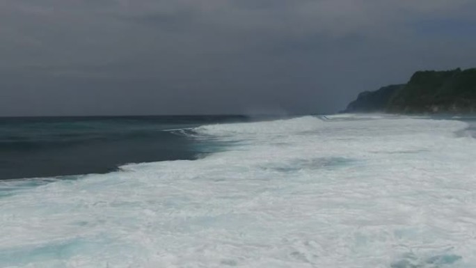 在印度尼西亚巴厘岛的海洋海岸冲浪。无人机