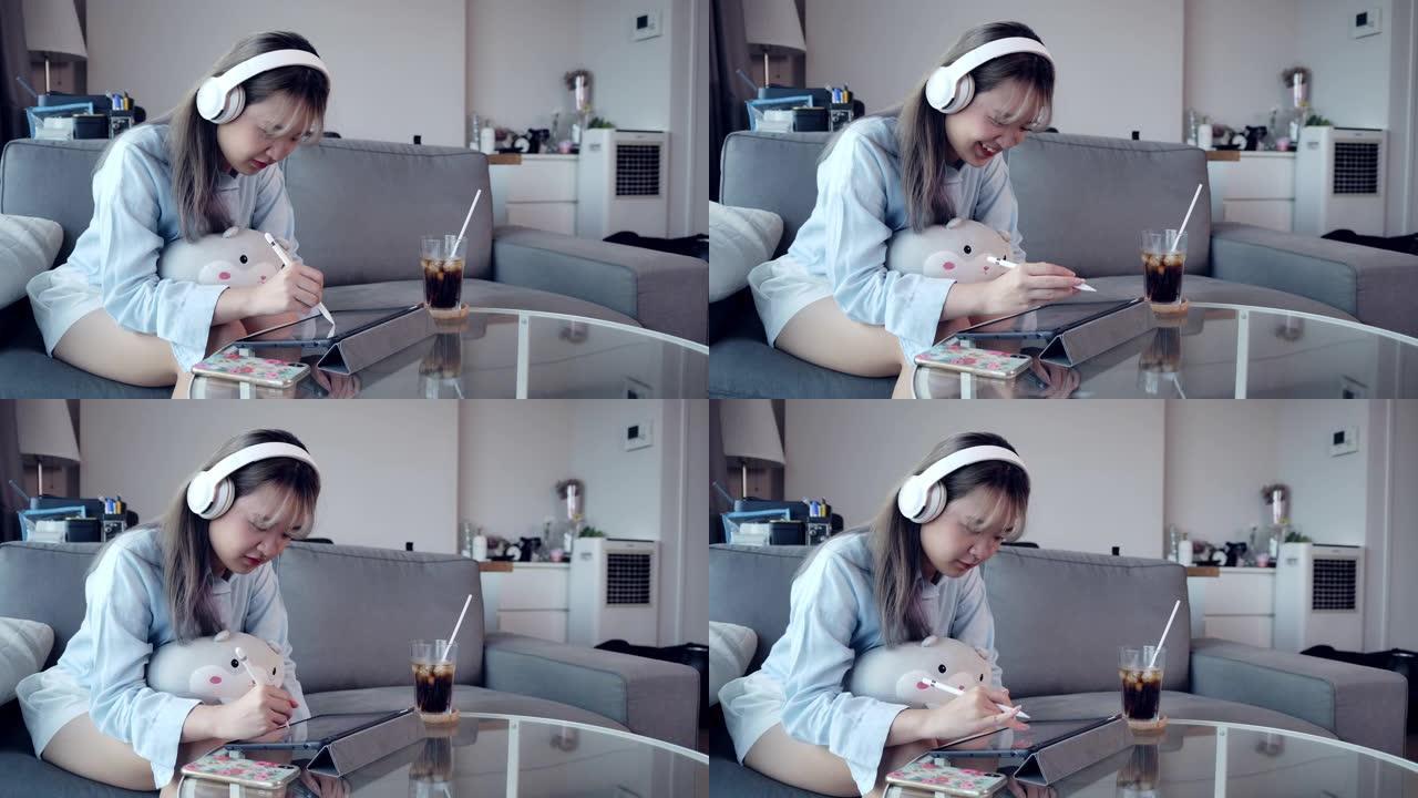 一名亚洲少女用耳机听音乐，在客厅背景日场景中用平板电脑画画