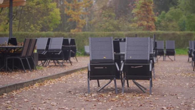 秋天的巴甫洛夫斯克公园，阴雨天，雨中空荡荡的户外咖啡桌