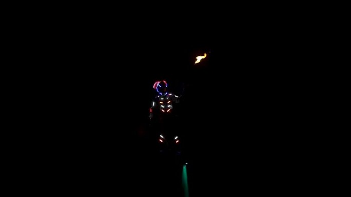 水上壮观的夜间表演。一只带有喷火器的飞船飞过海面