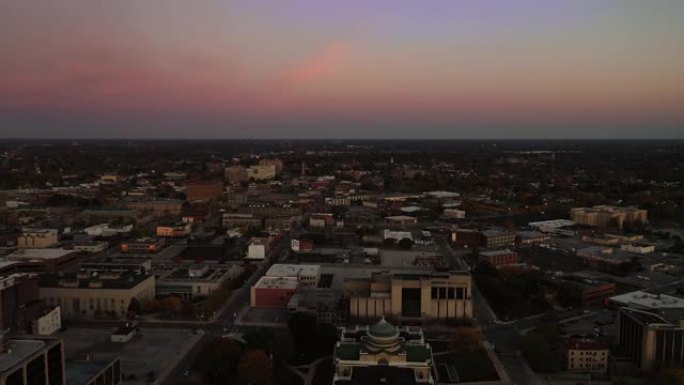 在宁静的一天里，美丽的清晨空中飞过托莱多市中心北部的市中心和商业区，天空变成了粉色和蓝色，两辆警车闪