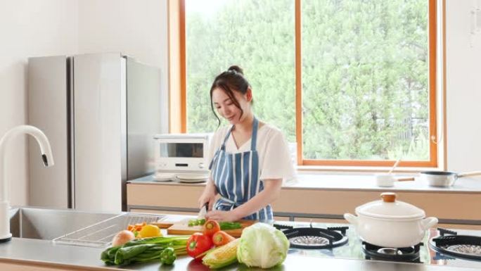 亚洲妇女在家做饭美女在家烹饪