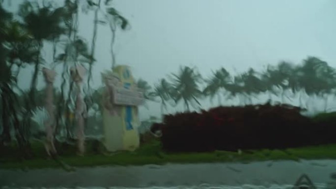 在佛罗里达州的热带风暴中，在暴雨下行驶。