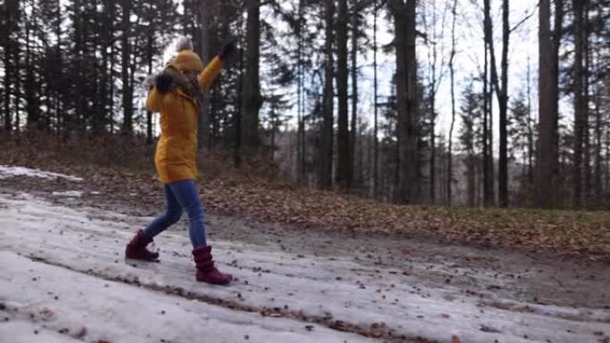 十几岁的女孩在冬天的森林里在雪地上滑行