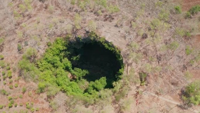 无人驾驶飞机越过风景到果阿Jomblang洞穴
