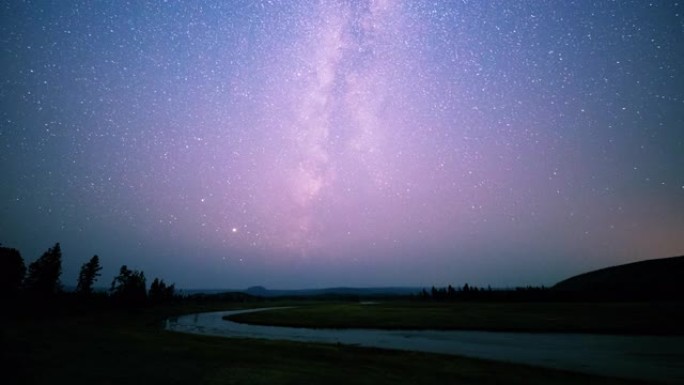 美国怀俄明州黄石国家公园的延时-银河系在河上移动
