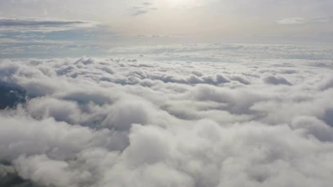 蓬松的海雾雾蒙蒙的云层上方的日出鸟瞰图，来自Phu Tub Berk，Khao Kho，Phetch