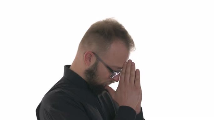 大胡子高加索牧师祈祷的侧视图。宗教概念。孤立在白色背景上