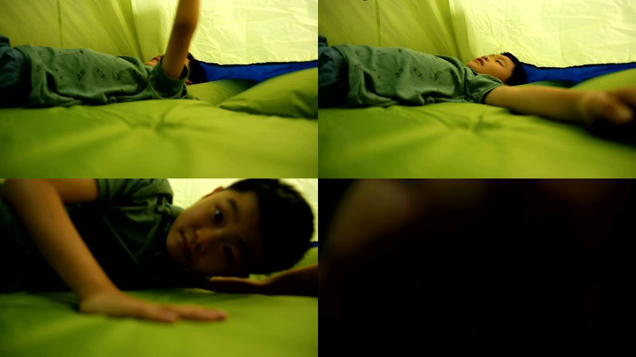 小男孩躺在帐篷里欢呼