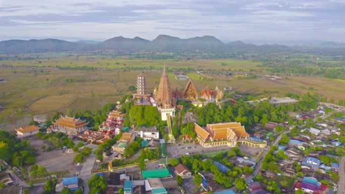 泰国北碧府虎洞寺或Wat Tham Suea的大金佛像和宝塔的鸟瞰图。旅行概念中的著名旅游景点地标。