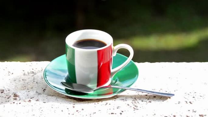 意大利咖啡。带有意大利国旗的杯子。全高清