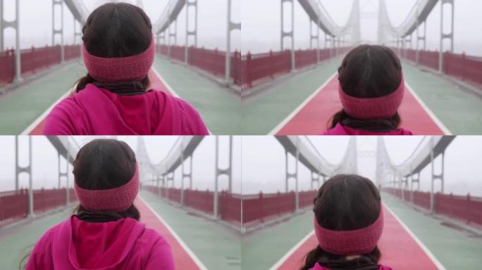 年轻胖乎乎的高加索女孩在桥上奔跑。后退射击。慢动作。紫色套装