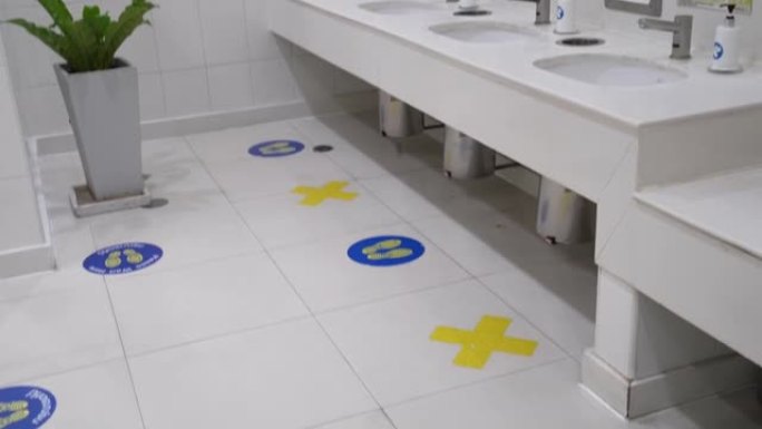 新型冠状病毒肺炎病毒大流行爆发期间的男性公共厕所标志
