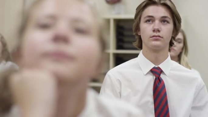 中学生在课堂上听课，沮丧挣扎的男孩看起来很悲伤