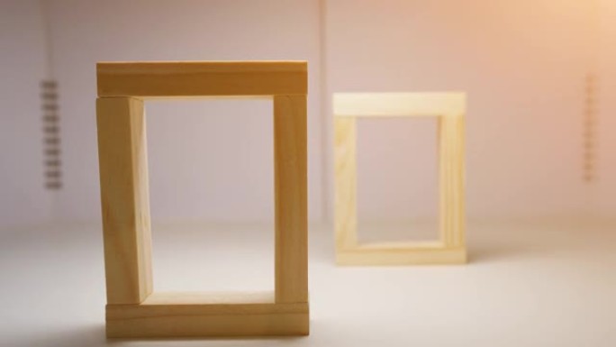 木块是堆叠的。用于多米诺骨牌游戏。阳光的动画。放大镜头。堆叠成正方形。重点放在前面。