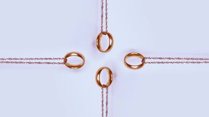挂在链子上的金戒指的抽象方形装饰品