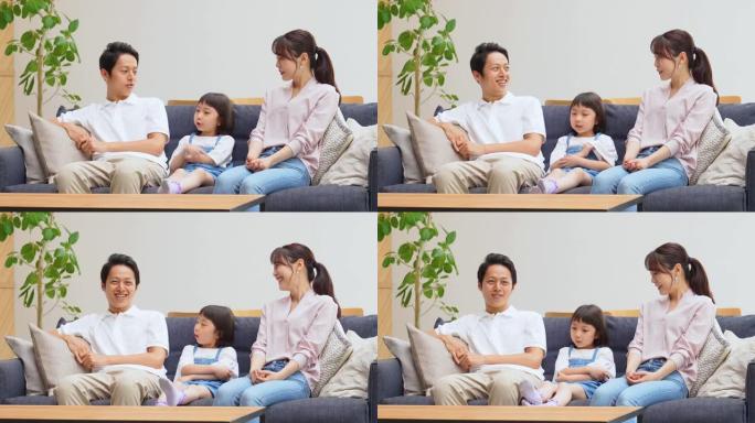 亚洲家庭在家聊天居家片段温馨
