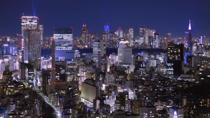 摩天大楼两旁的城市夜景