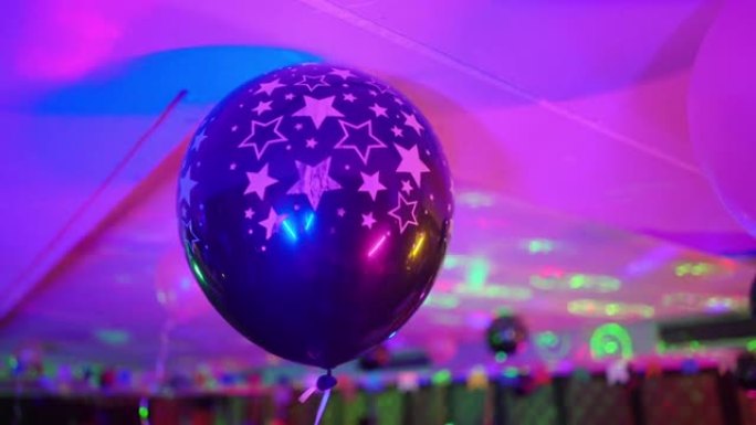 夜间聚会上的气球