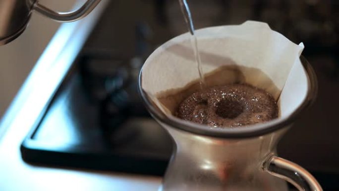 用纸过滤器制作手工咖啡。