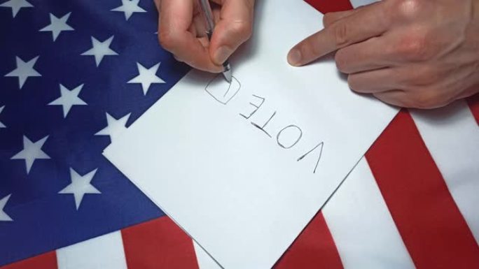给选票打勾的人。这个国家的政治变革。本空间的地方。美国的选举。美国国旗。人们在选票上投票。