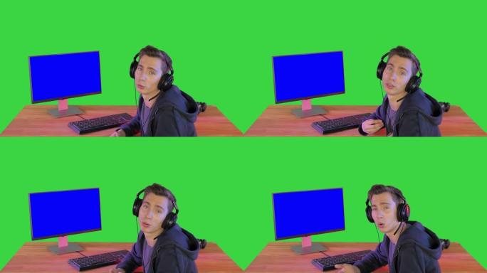 玩家在绿屏上与坐在PC监视器旁边的相机交谈，色度键