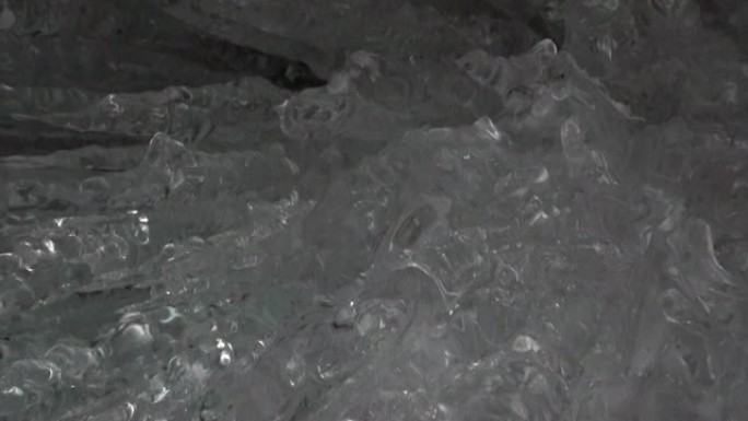 天然冰川的特写冰和贝加尔湖的巨大冰柱霜。