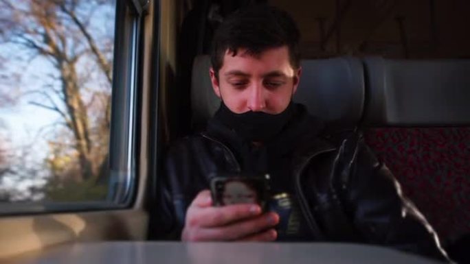 男子使用手机火车马车手持智能手机使用移动互联网