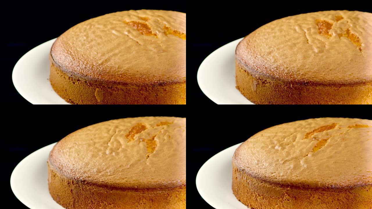 Ba ş l ı k: 自制的圆形海绵蛋糕或雪纺蛋糕放在白色盘子上，柔软可口。背景自制面包店概念。