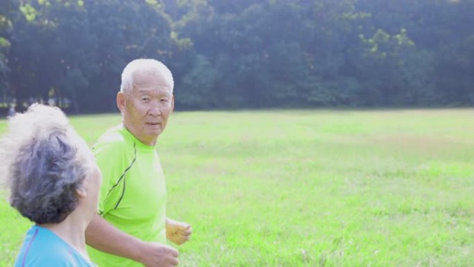 亚洲老年夫妇在自然公园慢跑