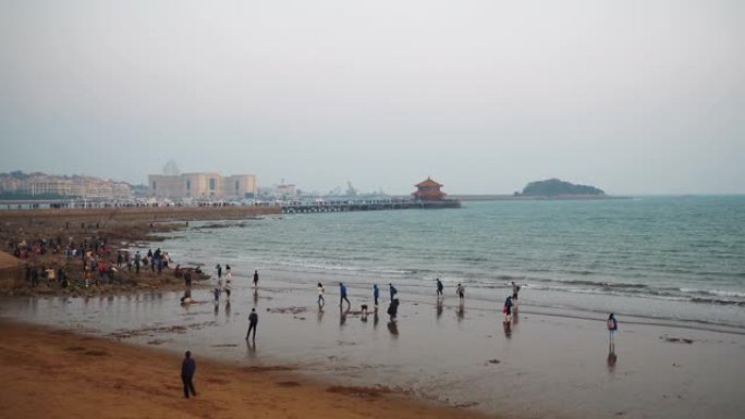 日落天空青岛市海岸线著名拥挤公共海滩全景4k中国