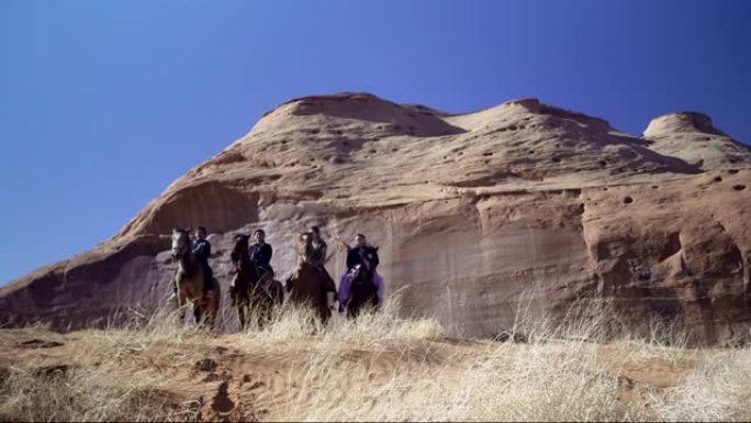 北美印第安人在美国亚利桑那州纪念碑谷骑马