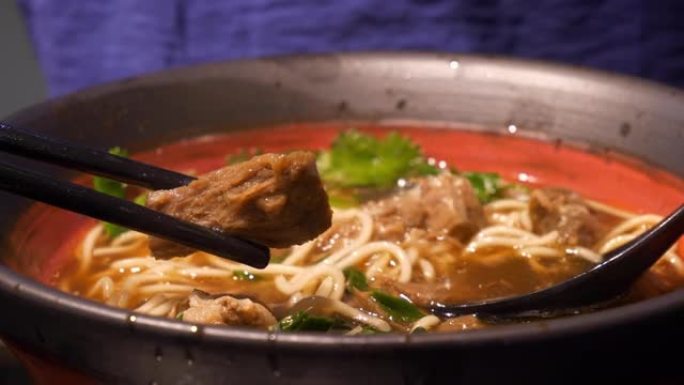 中国著名的街头餐汤用筷子关闭慢动作全景4k中国