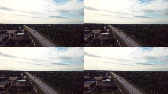 2021年1月，在佛罗里达州中部西棕榈滩，汽车在城市街道上移动的航拍场景