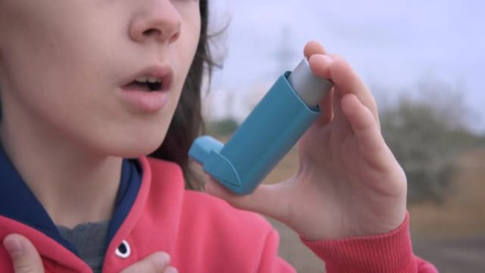 女孩哮喘呼吸。