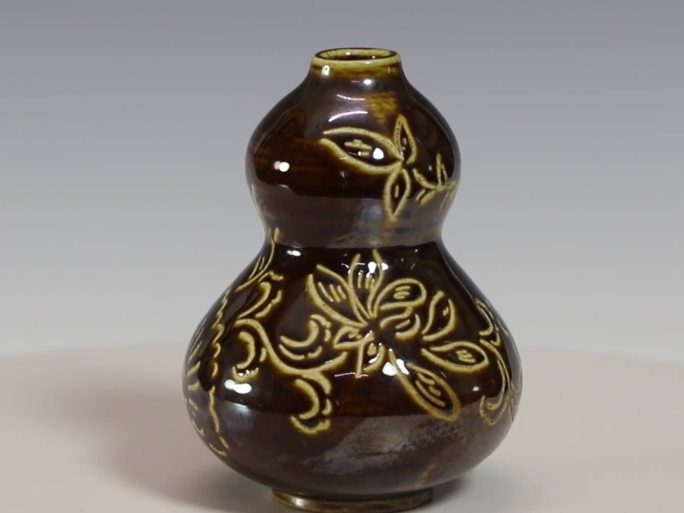 褐釉缠枝花卉葫芦瓶
