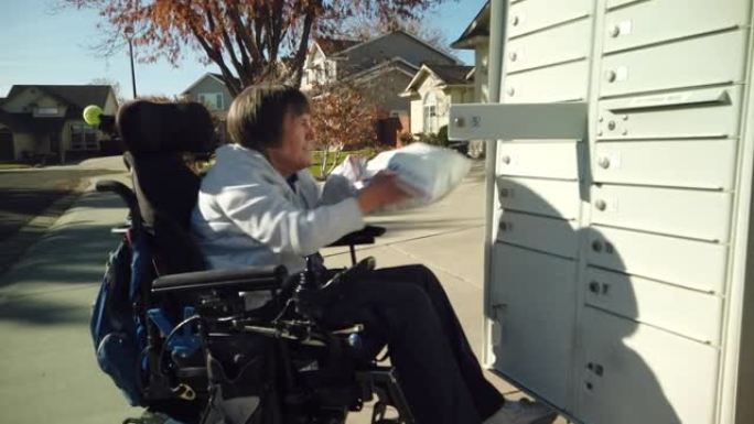 轮椅上残疾的成年女性往返社区邮箱4k视频系列