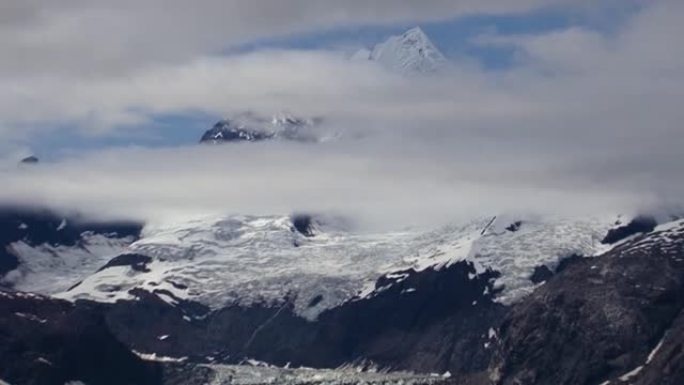 阿拉斯加冰川湾景观，约翰霍普金斯冰川和费尔韦瑟山山脉雪山。